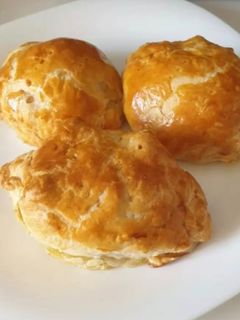 Una foto de Contramuslos de pollo rellenos de jamón y queso en hojaldre