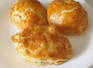 Foto principal de Contramuslos de pollo rellenos de jamón y queso en hojaldre