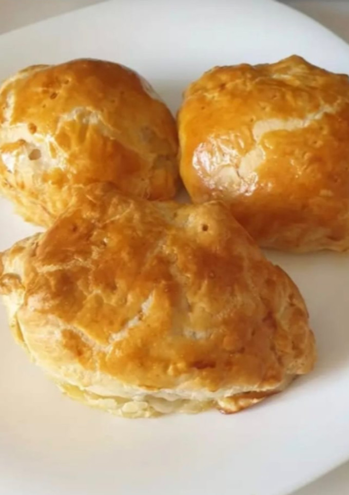 Una foto de Contramuslos de pollo rellenos de jamón y queso en hojaldre