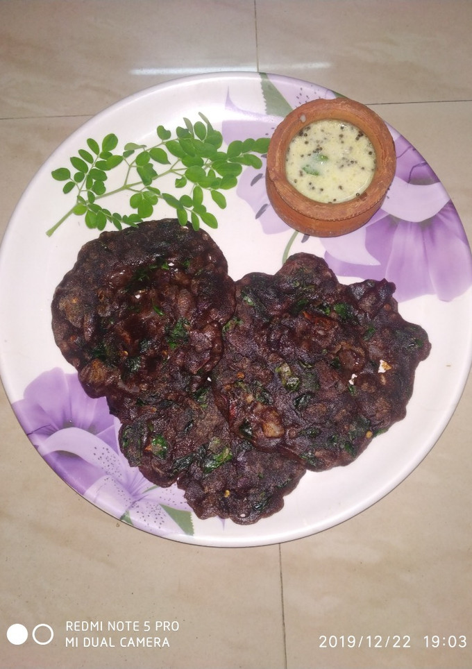 கேழ்வரகு மாவு முருங்கைக்கீரை அடை (Kelvaragu murungai adai Recipe in Tamil) செய்முறை முக்கிய புகைப்படம்