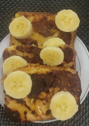 Una foto de Tostadas francesas con banano.🍌