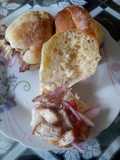 Pan con relleno de chicharrón