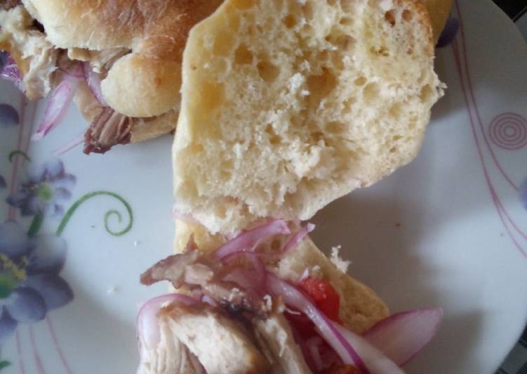 Pan con relleno de chicharrón