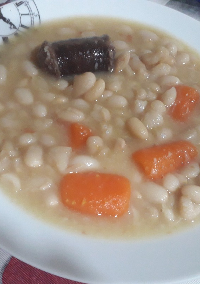 Una foto de Alubias blancas con chorizo