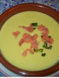 Una foto de Vichyssoise con trucha ahumada y espárragos verdes