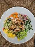 Poke bowl de salmón y mango