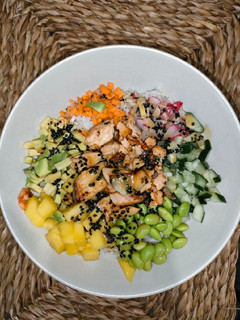 Una foto de Poke bowl de salmón y mango