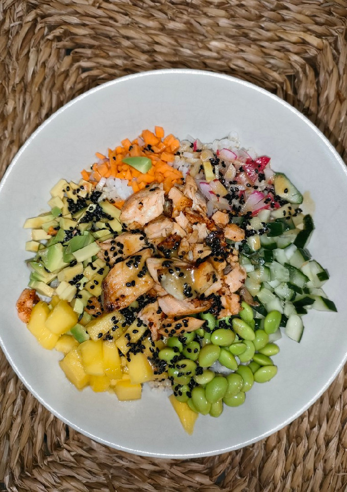 Una foto de Poke bowl de salmón y mango