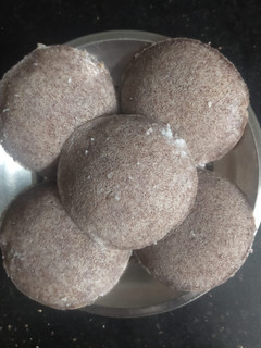 ராகி இட்லி(ragi idli recipe in tamil) செய்முறை முக்கிய புகைப்படம்
