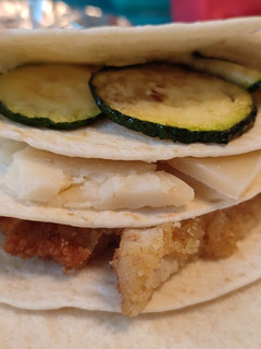 Una foto de Wrap de pollo con queso y calabacín