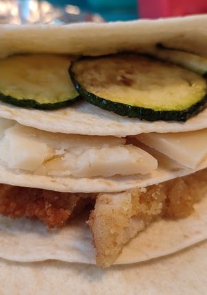 Una foto de Wrap de pollo con queso y calabacín