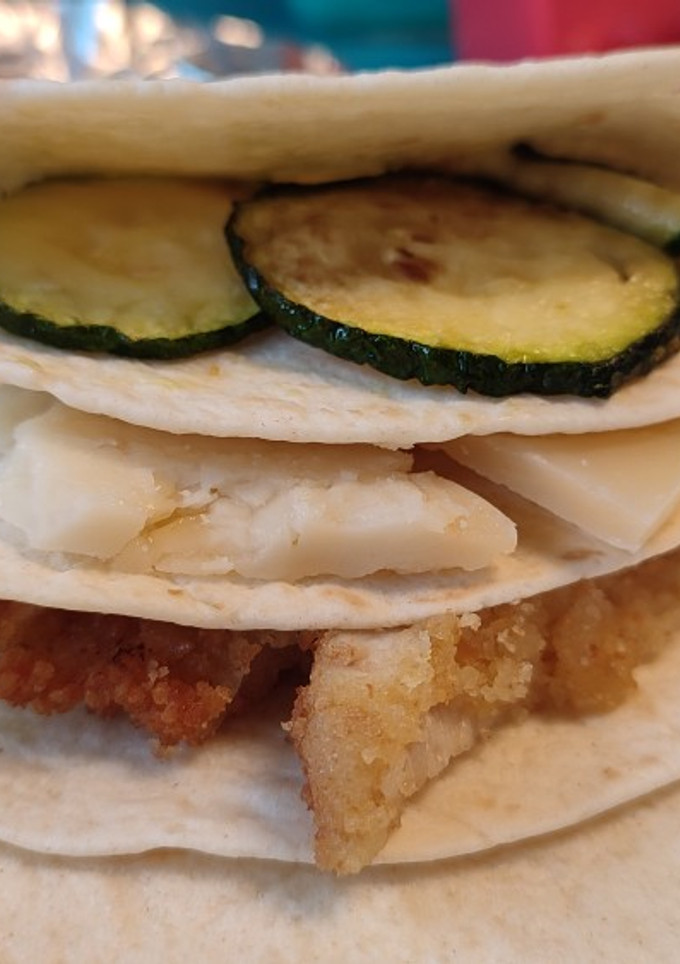 Una foto de Wrap de pollo con queso y calabacín