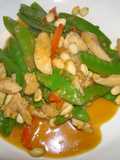 Pollo saltado a la naranja con maníes