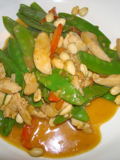 Una foto de Pollo saltado a la naranja con maníes