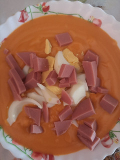 Una foto de Salmorejo estilo granadino