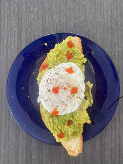 Una foto de Tosta de aguacate y huevo 🥑 🍳