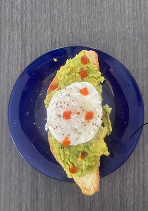 Una foto de Tosta de aguacate y huevo 🥑 🍳