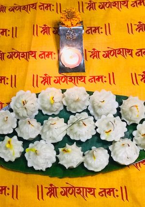 उकडीचे मोदक (ukadiche modak recipe in marathi) रेसिपी चे मुख्य फोटो 