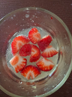 Una foto de Limonada con jengibre, menta y frutilla