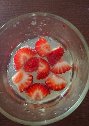Una foto de Limonada con jengibre, menta y frutilla