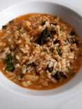 Arroz caldoso de sepia, rape, setas y espinacas