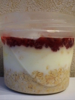 Una foto de Desayuno en frasco para llevar light con yogur y avena