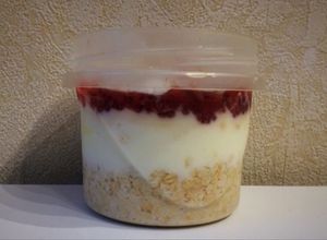Una foto de Desayuno en frasco para llevar light con yogur y avena