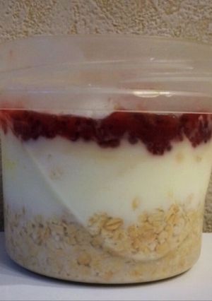 Una foto de Desayuno en frasco para llevar light con yogur y avena