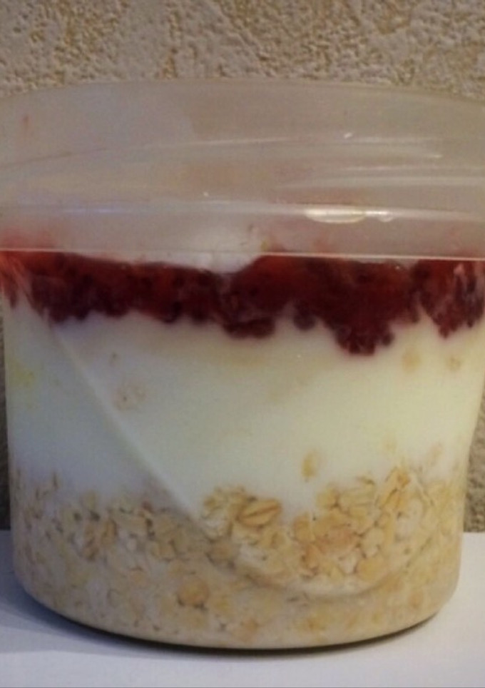 Una foto de Desayuno en frasco para llevar light con yogur y avena