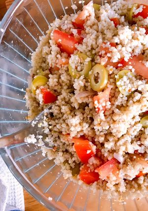 Hình của món 🌱 Salad Couscous Cà Chua & Olive (Vegan).