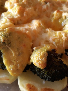 Una foto de Brócoli con patatas gratinadas con bechamel al curry