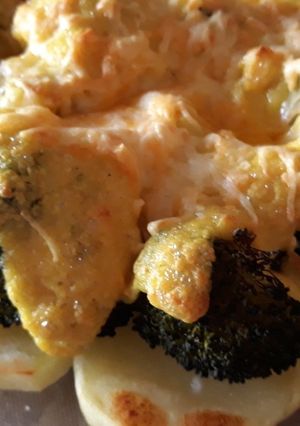 Una foto de Brócoli con patatas gratinadas con bechamel al curry
