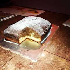 A picture of Ponque de coco y chocolate.