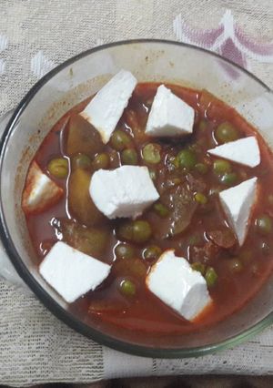 A picture of Aloo matar paneer.