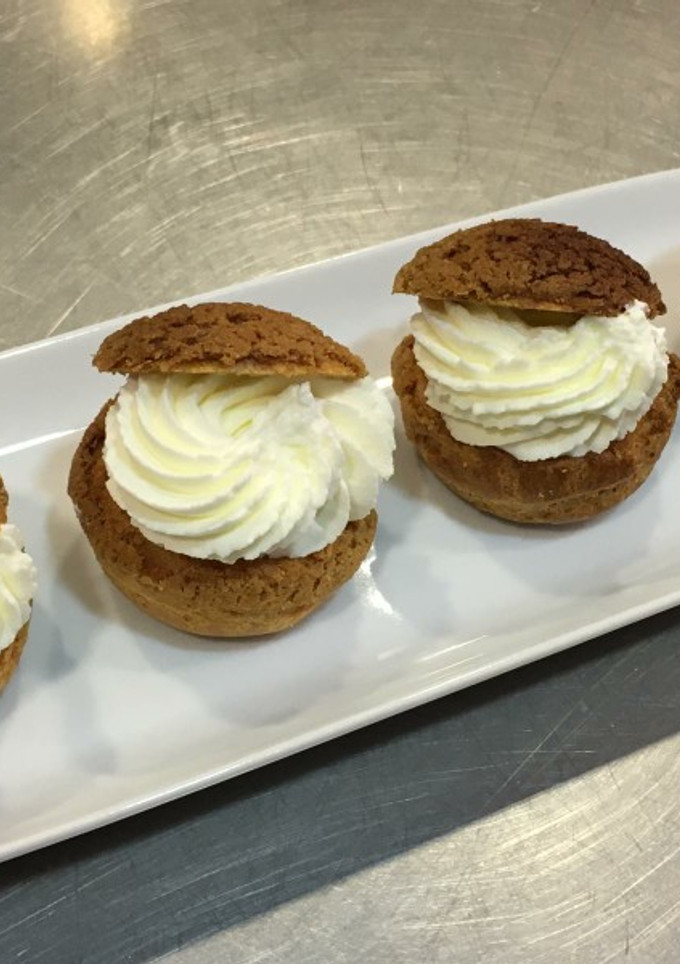 Una foto de Petit choux con craquelin