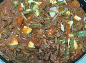 Una foto de Bistec con nopales
