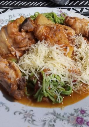 Una foto de Tallarines extra verdes con Tuco de pollo.🤤🍷🍷