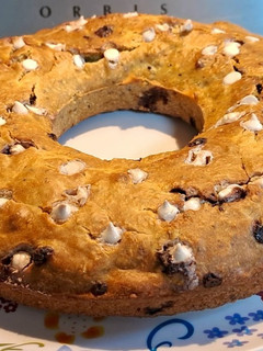 Una foto de Budín húmedo de coco y chips de chocolate