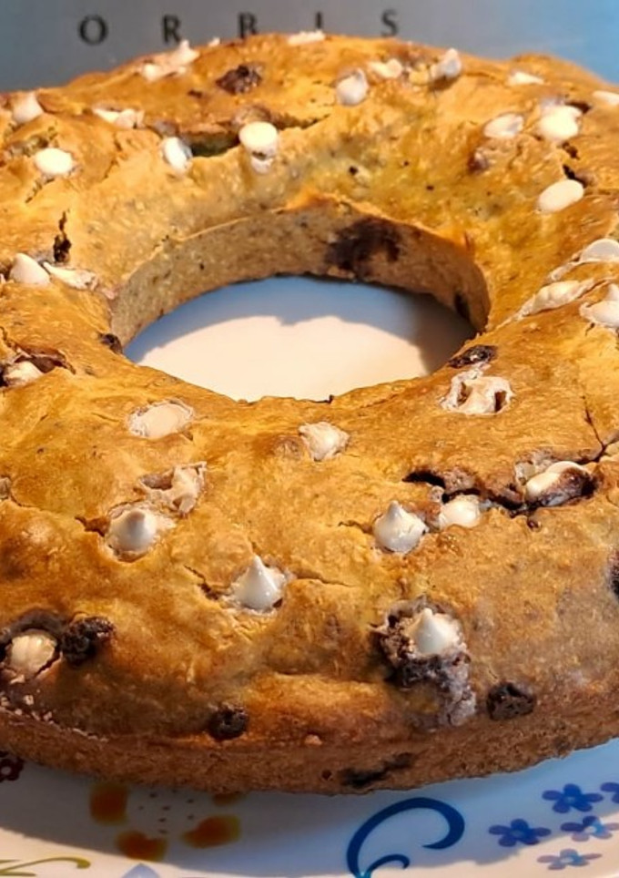Una foto de Budín húmedo de coco y chips de chocolate