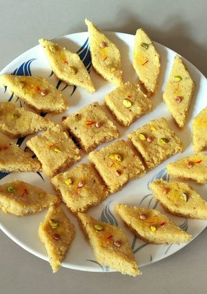 नारळाच्या वडया (चुनकाप) रेसिपी मुख्य फोटो