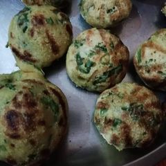 A picture of Methi suji vada.
