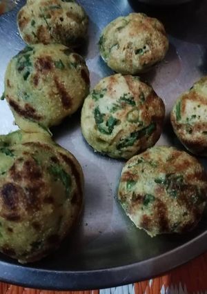 A picture of Methi suji vada.