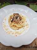 Spaghettoni funghi e nocciole su crema di pecorino