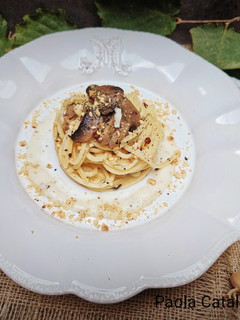 Foto di Spaghettoni funghi e nocciole su crema di pecorino