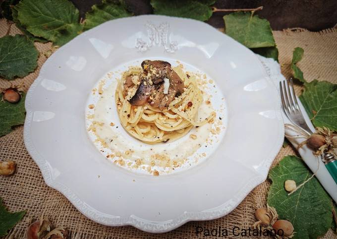 Guida passo passo a Preparare Veloce Spaghettoni funghi e nocciole su crema di pecorino