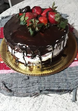 Una foto de Torta de chocolate con chantilly ganache de chocolate y frutilla