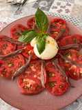 Carpaccio de tomate con burrata y anchoas