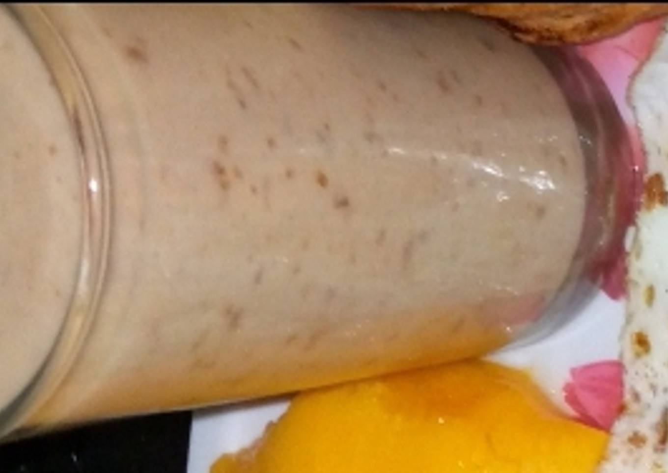 Dates, banana, peanut, and milk smoothie🥤
