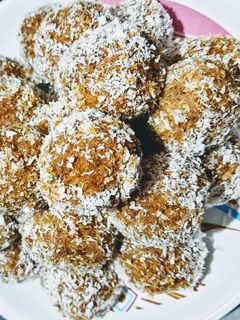 नारियल लड्डू (Nariyal ladoo recipe in Hindi) रेसिपी मुख्य फोटो