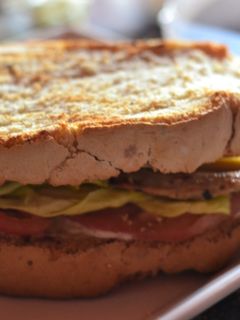 Una foto de Sándwich de pollo con tostadas de pan con masa madre